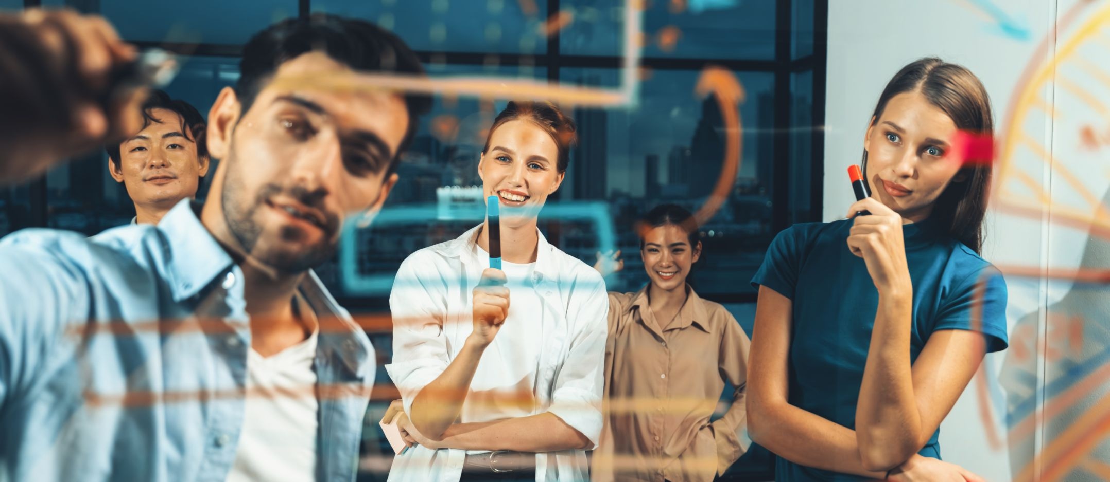 Equipo internacional colaborando en un entorno empresarial